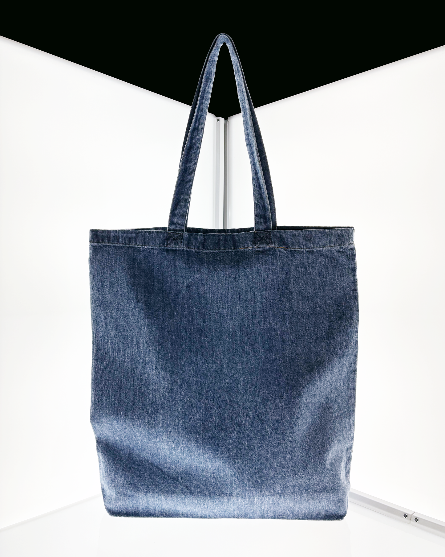THE MAN WHO HAS NOTHING denim tote light blue